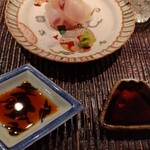 豊後もん 江とう - お造りは豊後水道の真鯛。この鯛も極上品でした。醤油は2種。石かわでふだん使っている醤油と大分の甘い醤油に柑橘を加えたモノ。　甘い醤油が苦手な私にはこの配慮がありがたかった。塩も添えてあります。