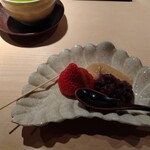 豊後もん 江とう - 甘味：ベリーツという苺に和紅茶のブランマンジェと炊いた小豆。苺があま～い♪　ブランマンジェも良い香り。一緒に提供される煎茶も大分の茶葉。