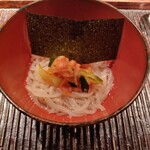 豊後もん 江とう - 麺も出ます。郷土料理の別府冷麺を江藤さん流にアレンジ。独特のテクスチャの麺もさっぱりした風味のスープも美味しい。乗っているキムチはキャベツのキムチ。海苔を散らして食べるのもまた良し。