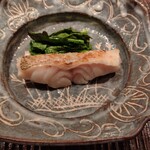 豊後もん 江とう - 焼物は白甘鯛。甘鯛三兄弟で最強のヤツ。火入れもバシッと決まっていて凄く美味しい。添えてあるほうれん草も炭火で軽く焼いてあります。このやり方は蓮三四七と同じですねー。