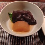 豊後もん 江とう - なんと、オデンが出てきた!?　フツーのオデンよりクリアな旨味の出汁だが醤油はきっちり効かせてあるのでホントにオデンっぽい（笑）　大根が呆れるぐらい美味。大きなキクラゲも良い食感。