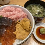 沼津魚がし鮨 - ウニイクラ中落ち丼