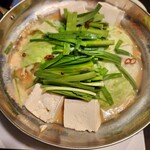 九州料理二代目もつ鍋わたり - もつ鍋、秘伝の醤油