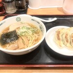 Hidakaya - 半ラーメンと3個餃子。