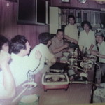 焼肉 いこい - 初代いこい時代。約３８年前の写真。当時は焼肉よりいこいホルモン鍋中心として韓国居酒屋風でした。屋号もホルモンいこい。一番奥で立っている人が初代いこいオーナー女性。1980年頃