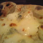 石窯イタリアン チーナ邸 - ゴルゴンゾーラの刺激とクリーミーなチーズに蜂蜜をかけて