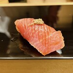 恵比寿 鮨 ふじまさ - 中トロヅケ
      
      大将定番のアレンジメニュー
      柵漬けにした中トロに和芥子
      
      脂身と醤油が馴染むように包丁が入れてある
      切れ目から脂がジュワジュワ
      
      鮪そのものが凄すぎて個人的にはヅケも芥子も必要がなかった