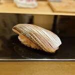 恵比寿 鮨 ふじまさ - 小肌
      
      鮪フィーバーから締める握り
      
      フレッシュな味を感じて欲しいと、酢と塩は浅めに締めるのが鎌田大将流
      
      小肌の旨みを感じやすい反面、今回の小肌はすこし魚っぽさが目立った印象
      
      