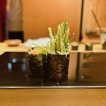 恵比寿 鮨 ふじまさ - カッパ巻き
      
      キュウリの外側を細切りにして、キュウリらしい香りと歯応えを楽しめる
      
      アクセントのゴマも良い