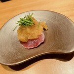 恵比寿 鮨 ふじまさ - 鰤しゃぶ
      
      柵の状態で湯引きして霜降り状態
      たっぷりのおろしポン酢と芽ねぎで頂く
      
      鰤って強い脂の味と匂いとゴリッとした筋肉質な身という印象でしたが、身は程よく柔らかく脂の旨さはそのままに臭みはない