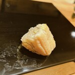 恵比寿 鮨 ふじまさ - 穴子(塩)
      
      炊いて炙った穴子一貫分の半分
      
      塩とふり柚でいただく
      
      個人的には、炙った穴子の香ばしさと味わいが楽しめる塩が好み