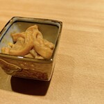 恵比寿 鮨 ふじまさ - イカの塩辛
      ふり柚とフレッシュな肝が臭みが少ないため、塩辛なのに爽やかさを感じる