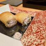 恵比寿 鮨 ふじまさ - フグの白子の春巻き
      
      パリパリの衣からとろっとろでアッツアツの白子
      フグの白子の旨みは格が違う
      塩をつけると白子の甘みがぐんっと上がる
      
      サクとろ食感に、フグ皮がクニュッと食感を加える楽しいメニュー
