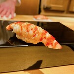 恵比寿 鮨 ふじまさ - 車海老
      
      産地忘れたけど九州の方
      
      ブリブリの身にめちゃくちゃピュアな甘味
      新鮮なものを茹でることでエビ味噌も付いてくる
      
      味噌のコクと身の甘みのダブルパンチ