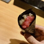 恵比寿 鮨 ふじまさ - コースの開始
      不動の1番、『トロの手巻き』
      
      まずは店のシャリを楽しんで欲しいと
      エアリーなトロ、シャリを、歯切れと口溶けの良い海苔が包み込み、1発目からどかんとインパクトの強い逸品。