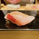 恵比寿 鮨 ふじまさ - 金目鯛
      
      まずは強い白身から入る大将
      
      身も美味いけど皮の脂も楽しんで欲しいと炙りで
      
      炙った香ばしさと脂の旨み、筋肉質な身から滲むように身の旨さが出てくる
      
      いつまでも噛んでいたい