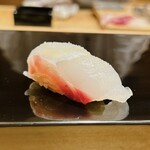 恵比寿 鮨 ふじまさ - 真鯛(鳴門)
      
      この時期からポテンシャルがさらに上がるとのことで、昆布じめではなく塩のみで熟成
      
      ふわふわの身からじんわりと塩味と鯛の純粋は旨みが
      あえて昆布を加えない引き算の仕事
      
      影のMVP