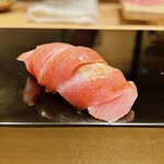 恵比寿 鮨 ふじまさ - 大トロ
      
      シャリの温度を上げて
      一気に脂が溶け出し旨みの塊になる
      臭みは一切なく純粋は脂がサラサラと流れていく