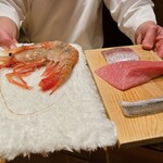 恵比寿 鮨 ふじまさ - 追加のラインナップ
      
      ボタンエビ
      ノドグロ
      カマトロ
      サヨリ
      
      カマトロはいつも追加の定番だったが、お腹いっぱいすぎてボタンエビのみ追加
      