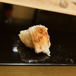 恵比寿 鮨 ふじまさ - 穴子(ツメ)
      
      タレを塗った穴子
      
      さっぱりしたタレが穴子の味を邪魔せずにいただける