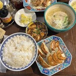 俺流餃子楼飯店 - 【名物俺流餃子定食】
            『俺流餃子8個』
            『ミニ麻婆』
            『ライス』
            『スープ』
            『おしんこ』
            
            『半麺セット(塩)』