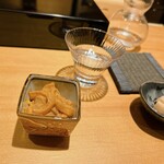 恵比寿 鮨 ふじまさ - もちろん塩辛なので辛口の日本酒との相性がドンピシャリ
      申し訳ないが、しばらく日本酒とチマチマ頂いた