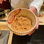 恵比寿 鮨 ふじまさ - イカの塩辛
      
      肝のねっとりとした感じを出し過ぎず、あまり寝かせないフレッシュな状態で提供すると大将。