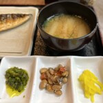 Himono Yarou - 味噌汁美味い　何かが黄色い沢庵に変わった