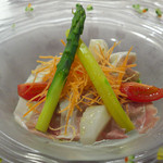 トラットリアチンクエポンテ - アスパラガスと海鮮のサラダ