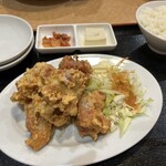 Fukumanen - 二郎系ラーメンのセット　白米、唐揚げ、チビ冷奴、漬物、写ってないけどミニ杏仁豆腐付き