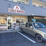 CARLY BURGER - 雰囲気のあるお店の入り口。