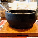 DRAGON酒家 - ”ドラゴン式麻婆豆腐”は熱々の器で提供されます。