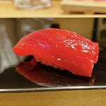 恵比寿 鮨 ふじまさ - 鮪の赤身(てんぱね)
      
      この日の鮪は本当に凄かった
      冬の鮪のポテンシャルは凄かった
      
      この時期を過ぎると、春のマグロに味が変わっていくとのとこ
      
      全く筋のない柔らかな鉄の味と旨味とシャリが絡む