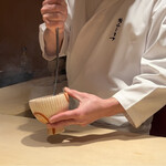 恵比寿 鮨 ふじまさ - イカの塩辛の仕上げ
      熱した金属の菜箸でかき回し香ばしさをプラス
      炙ったスルメイカのような香気が漂う