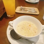 ビストロ アン ファミーユ - オレンジジュースとスープ