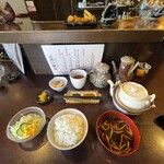 串揚げ屋　福爐 - 定食スタイルで、急須のお茶が付いてくるのもありがたい