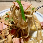 関谷スパゲティ EXPRESS - 「醤油バジリコ（サラダ付）」もっちり中太麺