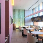 資生堂パーラー - ピンクの壁がかわいいラウンジエリア