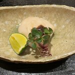 新ばし 星野 - 虎河豚の白子焼き。熱々に酢橘を搾ります。皮がぷちんと弾けて。