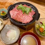 神户牛肉和岩津葱日式牛肉火锅烧午餐