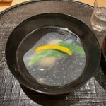 新ばし 星野 - 大根を薄氷に見立てて。薄氷は春の季語ですね。下には車海老が二尾。柚子がきりりと。お椀に使用するのは礼文島の一番昆布。昆布が香りたちます。