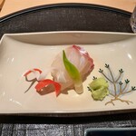 新ばし 星野 - 明石の鯛。旨みといい、脂の乗り具合といい、バランスがいいです。芽出たいにかけて甘草。