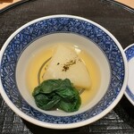 新ばし 星野 - 丸大根と京菊菜の炊き合わせ。鯛の骨からのお出汁で。黒七味を振って。何ということないのですが、非常に豊かです。