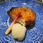 新ばし 星野 - 能登から送られた寒鰤。血合ごと。量がたっぷりありましたが、軽くてするりと入っていきます。こんなに軽い鰤は初めてです。