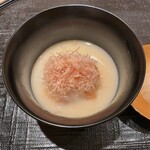 新ばし 星野 - 白味噌の雑煮椀。細引きの鰹節がゆらゆらと。まろやかな白味噌、丸餅、京人参、八頭、丸く小さくくり抜いた大根。丼でいただきたい！