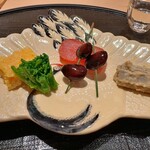 新ばし 星野 - 叩き牛蒡は胡麻和え。うっすらお酢が効いて。唐墨の濃厚なこと。数の子をふんわりと玉子で寄せて。西さん直伝のお味。元々は数の子の切れ端を使用するためのお料理だったそうです。玉子寄せだけでお酒が飲めます！