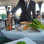 資生堂パーラー - 目の前で作ってくれるシーザーサラダのパフォーマンス