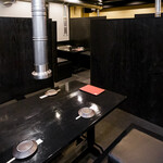 炭火焼肉 よしむね - 内観テーブル席