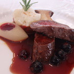 ラ・ロゼット - 12月　蝦夷鹿　マデラ酒とブラックベリーのソース。付け合わせのポテト下のラタトゥユも美味～♪
