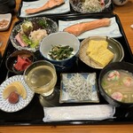 いく田 - 朝食　ごはんとフルーツもありました